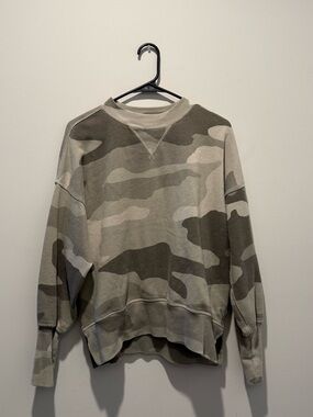 Abercrombie & Fitch Gray Camouflage Crewneck Sweater